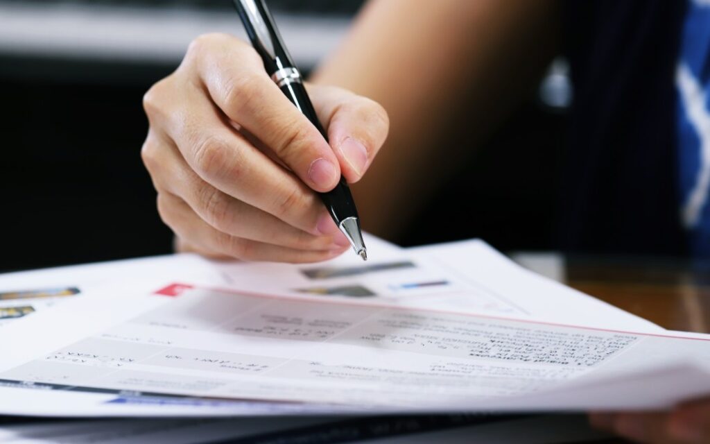 perfil profissiográfico previdenciário - mulher segurando uma caneta para assinar um documento