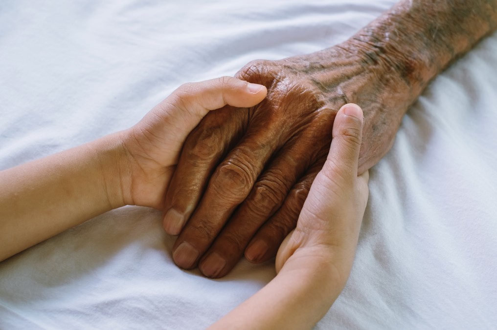 pensão por morte vitalícia - pessoa segurando a mão de idoso