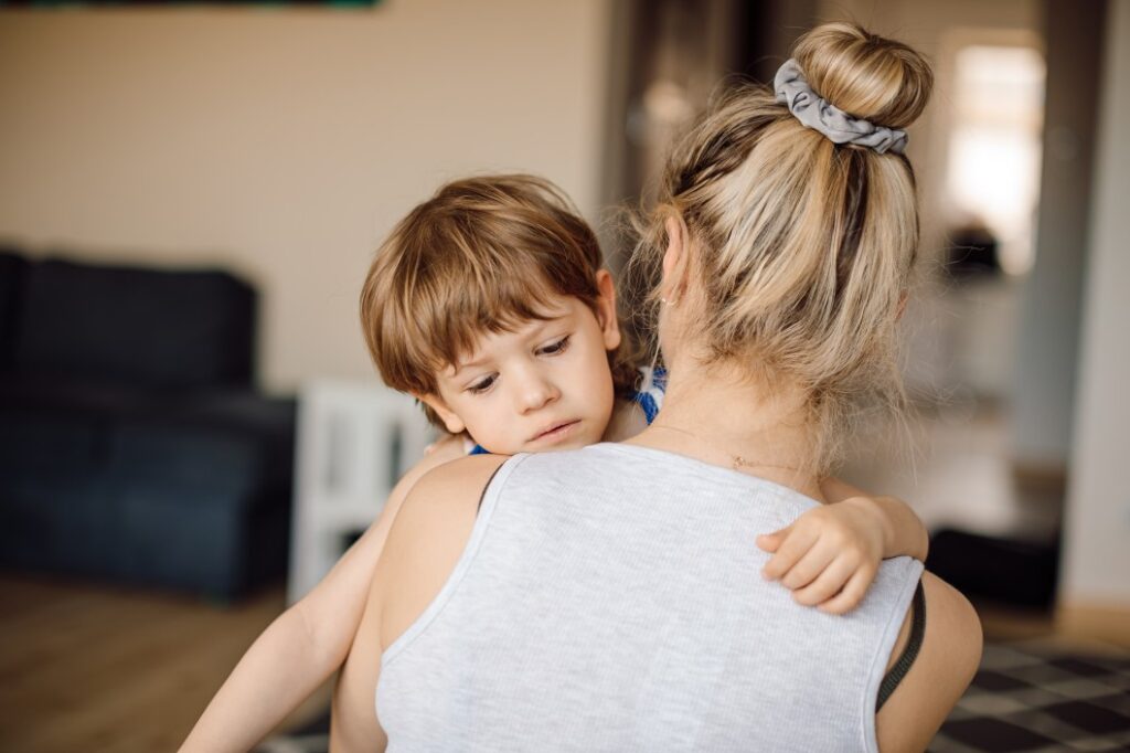 Pensão por morte para filhos - filho triste com sua mãe