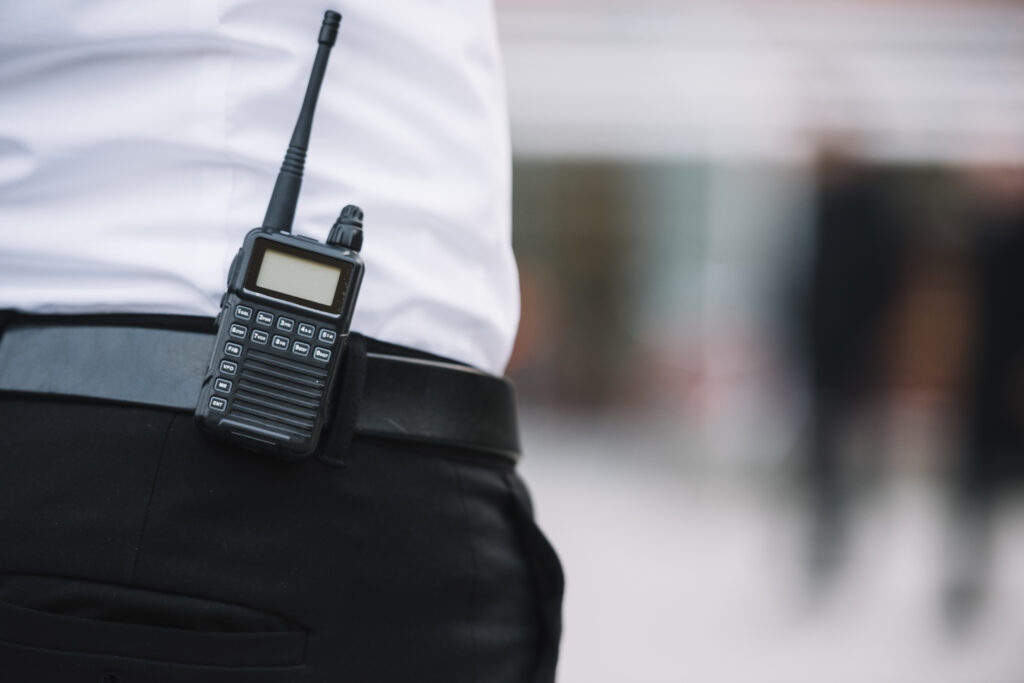Aposentadoria especial do vigilante: entenda como funciona - rádio na cintura de um vigilante
